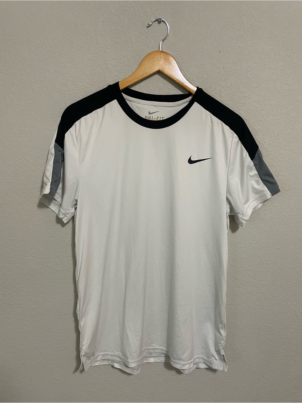 Men’s Nike White Short-Sleeve Dri-FIT Tee with Black and Gray Accents M tennis